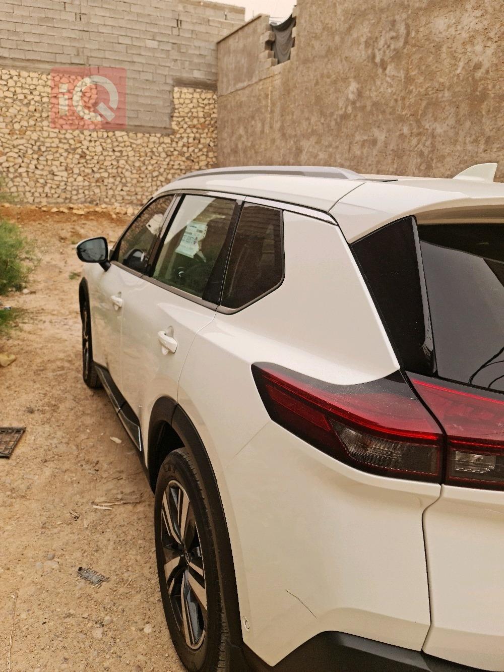نيسان روج